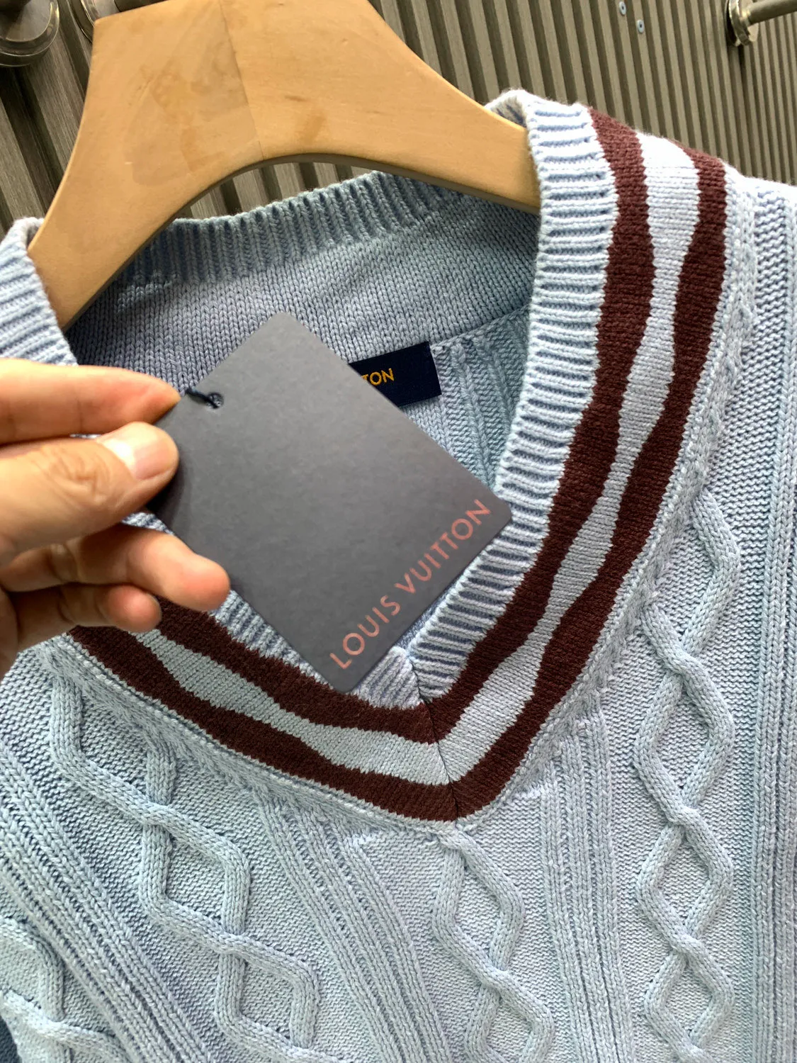 🅿️380 🀄️ Louis Vuitton 25* new autumn and winter cable knitted sheep wool and mohair V-neck pullover This cable knitted V-neck sweater is made of fine mohair and sheep wool, making the scalloped hem of the sleeves complement the wavy intarsia lines on the cuffs and collar. The contrasting 1V intarsia hem on the left adds a college atmosphere to the early spring look. Made of blended wool yarn, 30% wool and 70% acrylic dyed yarn. The process is complex and requires 180 points/piece. This style uses 7-needle Juxin woven pieces. 9 yarn feeders are needed to hang the wool on the front. The whole piece is moved to twist the rope. The intersection of the twisted ropes is prone to holes. The coffee-colored part of the yarn is mohair. The machine adjustment time is long. The needles added at the bottom of the sleeve clips are all edged, which increases the loom time and sewing time. Because the logo is hung with hair, the coffee-colored thread is clamped on the edge and needs to be drawn out. Moreover, due to the characteristics of mohair, hair will fall out when drawing out the thread. It is necessary to manually remove the stray hairs bit by bit, which is very time-consuming. Customized accessories, complete with three standards, same style for men and women.